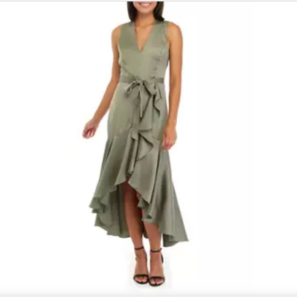 Taylor NWT
SIZE 14
Moss Green Satin Dress
Beautiful dress!